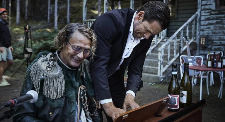 Mads Mikkelsen imádnivalóan őrült ebben az új dán szatírában