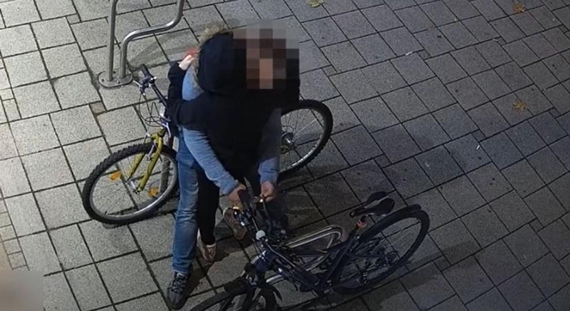 Ölelést színlelve vágták le a biciklilakatot Győrben - videón a tettesek