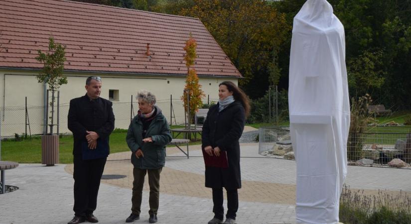 Új helyen tündököl Nepomuki Szent János szobra - a falu szíve fölött őrködik a szobor