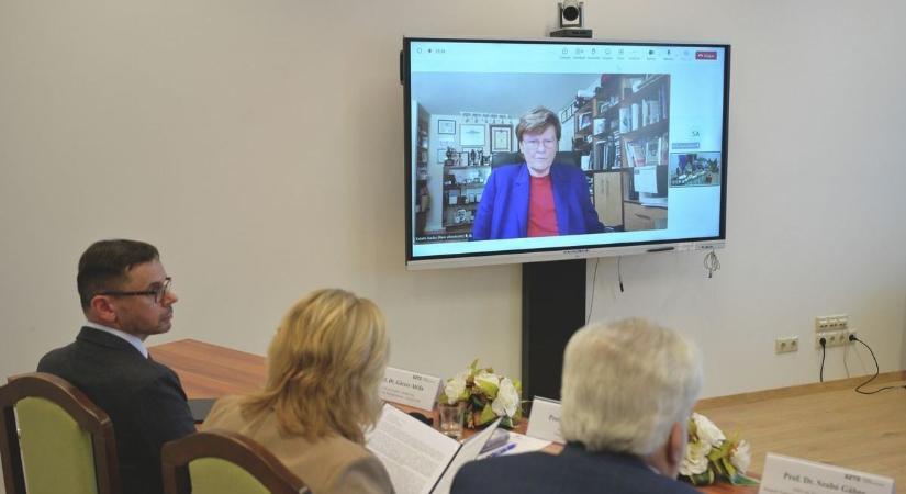 Megvannak az első JATE-díjasok: orvos, vegyész és irodalomtörténész kapta Karikó Katalin elismerését