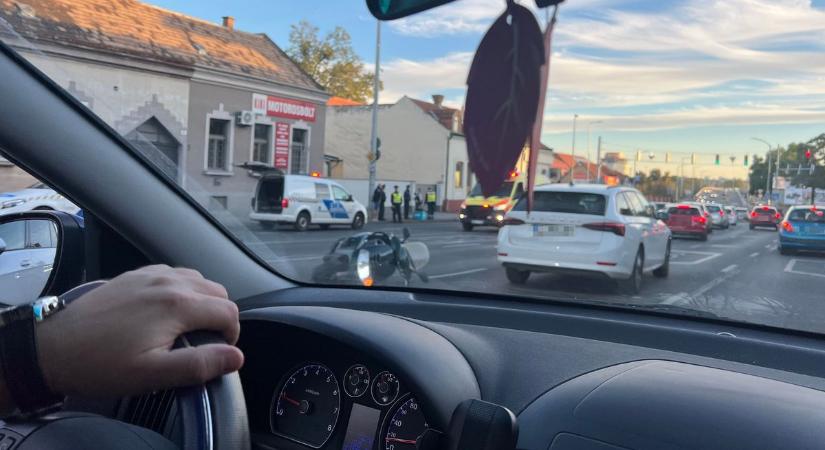 Futárt gázoltak Pécs belvárosában, áll a forgalom!