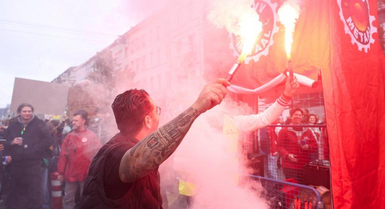 Elszabadult a káosz Brüsszelben: leálltak a repterek, gyújtogattak a tüntetők, gumibotoztak a rendőrök