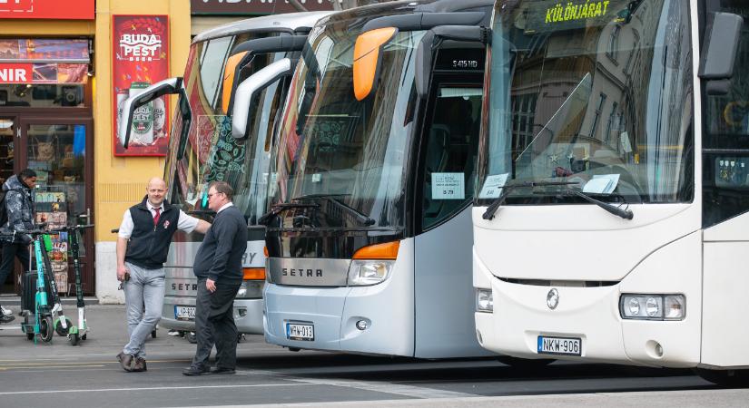 A Tisza szerint a Fidesz ellehetetleníti, hogy buszokat béreljenek október 23-ára