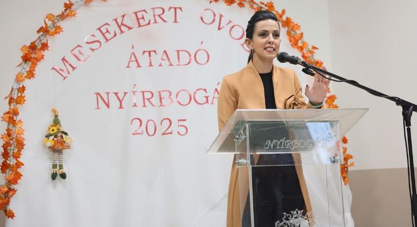 A kicsik második otthona: dr. Koncz Zsófia államtitkár adta át a megújult óvodát Nyírbogáton (fotókkal, videóval)