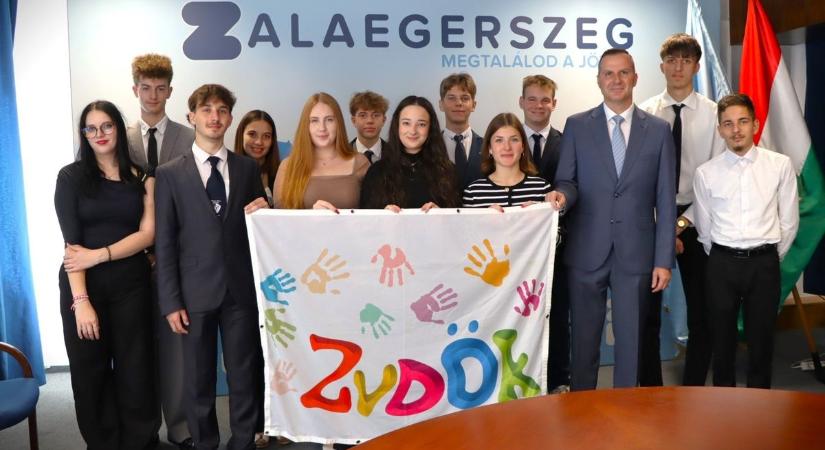 Polgármestert választottak, de csak egy évre szól a mandátuma – Az ifjúsági főváros címre is pályáznak (galéria)