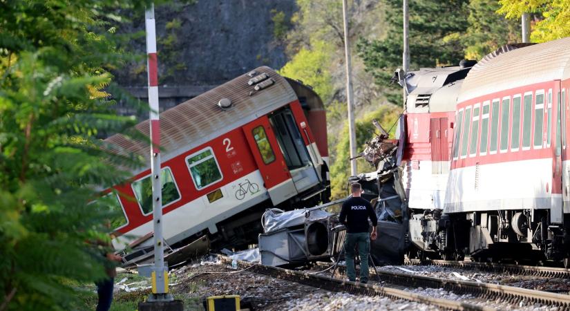 Szlovákiai vonatbaleset: őrizetben az egyik mozdonyvezető