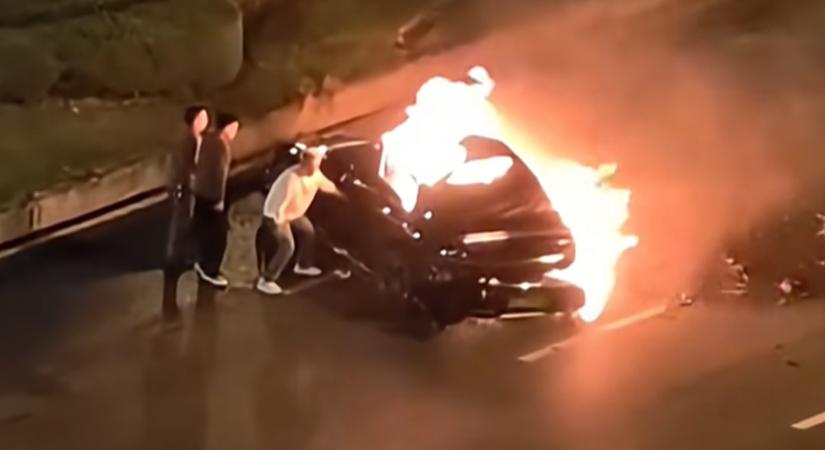 Drámai felvétel került fel a netre: a többi autós próbálta kimenteni a lángoló jármű sofőrjét