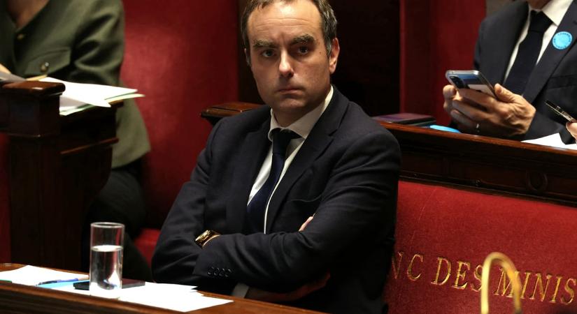 A régi-új francia kormányfő a 2027-es választásig felfüggeszti Emmanuel Macron nyugdíjreformját