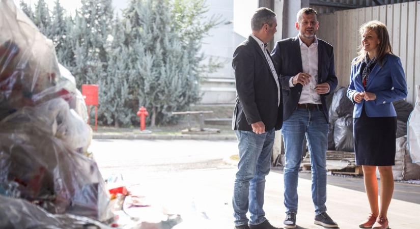 Megnézték, hogyan működik a hulladékfeldolgozás az NHSZ szolnoki válogatóüzemében – galériával