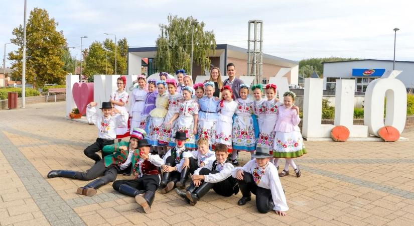 Micsoda siker! Díjakkal érkeztek haza Nagykállóról a fiatal néptáncosok – videóval