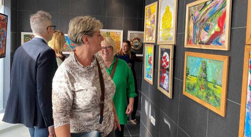 A kiállításon látható festményekkel lépnek fel a pszichiátriai betegek megbélyegzése ellen – fotók
