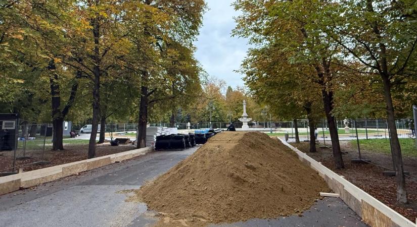 Így épül az egri jégpálya az Érsekkertben  fotók