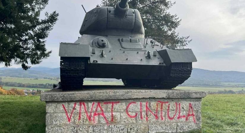 „Éljen Cintula” – vandálok rongálták meg az SZNF emlékművét