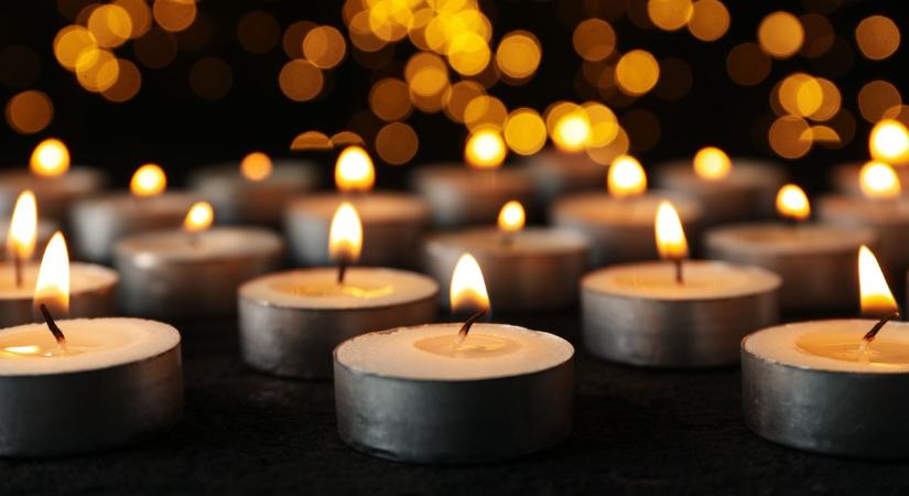 Néma gyász a Táncsics udvarán, a tragikus sorsú Lottira emlékeztek