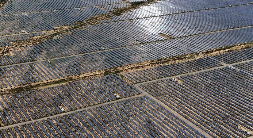 Ez már tényleg őrület: Kína a semmi közepén megépítette a világ legnagyobb naperőművét, de ez se elég neki – videón a brutális Talatan Solar Park