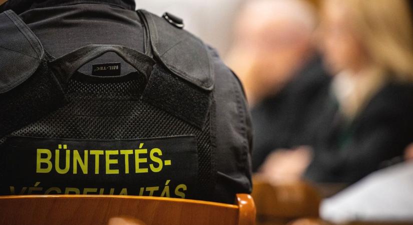 Több évre is eltilthatják foglalkozásától az orvost, aki csilis katéterrel kínozta meg a börtönben lévő beteget