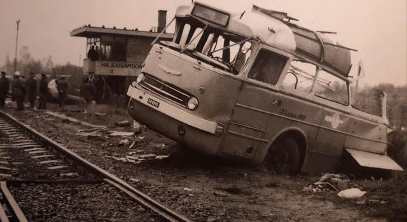 Tizenketten meghaltak, rengeteg súlyos sérült: kettészakadt egy busz Hajdú-Biharban – fotókkal