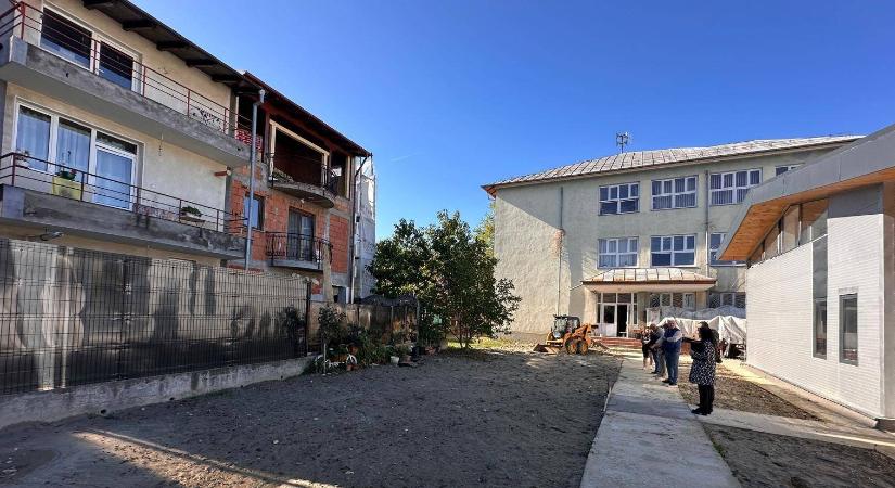 Kapu nyílott az iskolaudvarra, oda vezették a szennyvizet egy magánházból