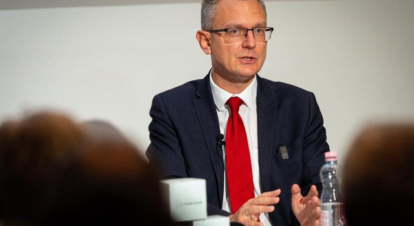 Rétvári Bence: amíg nemzeti kormánya van Magyarországnak, addig a határon kívül lehet tartani az illegális migránsokat