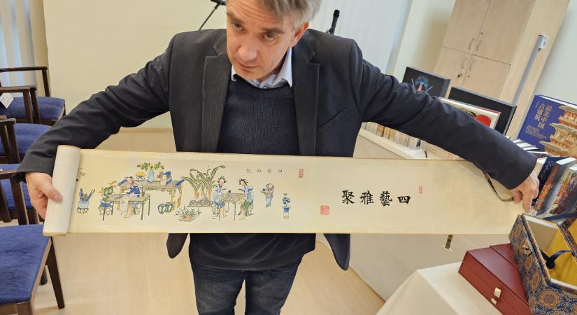 Több száz kínai kötetet adományozott a Méliusz Juhász Péter Könyvtárnak Debrecen testvérvárosa