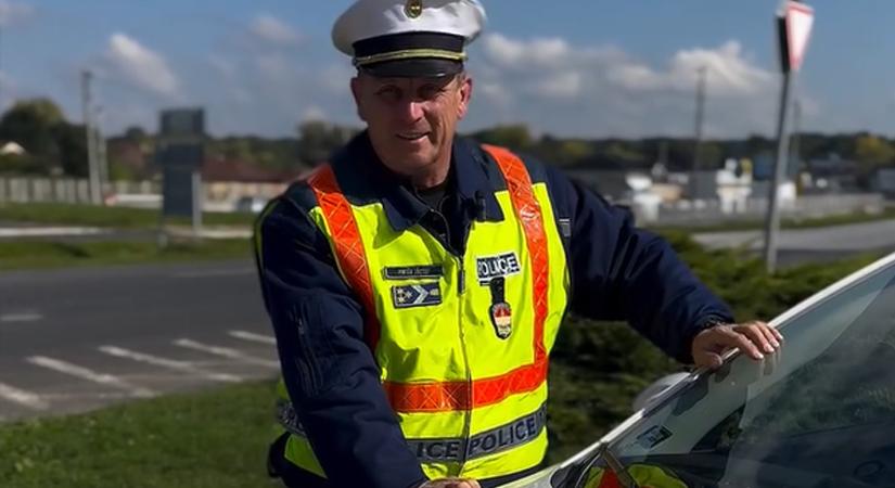 Roppant kedvesen üzen a magyar autósoknak egy rendőr