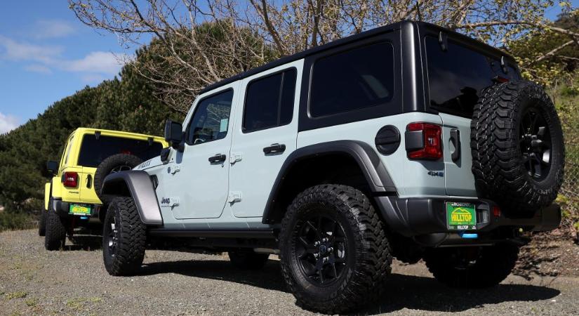 Útközben, autópályán álltak le a Jeep terepjárói egy hibás frissítés miatt