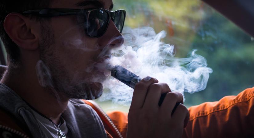 Figyelem! 60 ezres bírságot kaphat, aki mostantól e-cigizik az autójában: itt a precedensértékű bírósági ítélet