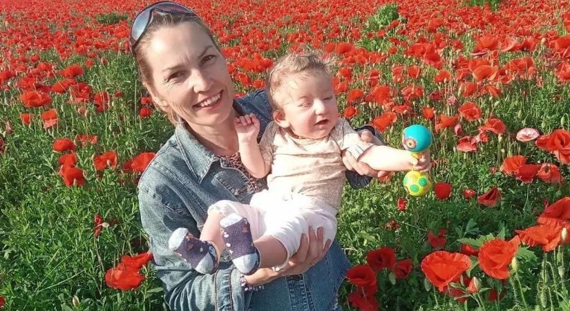 Egy anya, aki nem adja fel: Imola művészetével teremt jövőt beteg kislányának