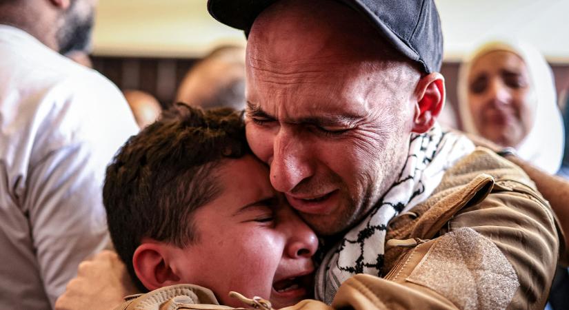 Kínzás, éheztetés és elszigetelés – újabb izraeli túszok tálaltak ki a Hamászról
