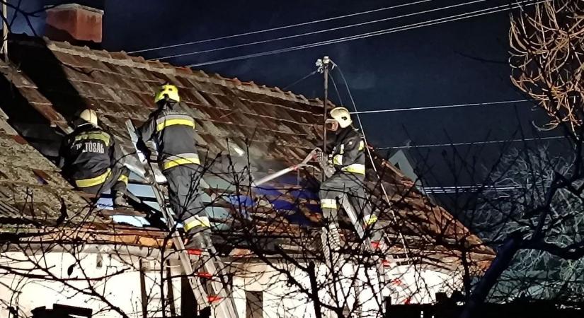 Heten vesztették életüket háztűzben, egy fiatal fiú is halálra égett Bács-Kiskunban – fotók, videó