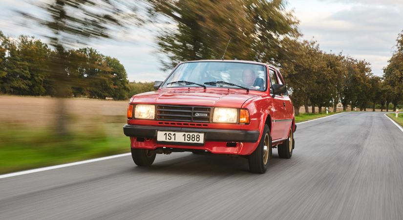 Kastély udvarán keltek életre a Škoda-legendák, vezettük őket