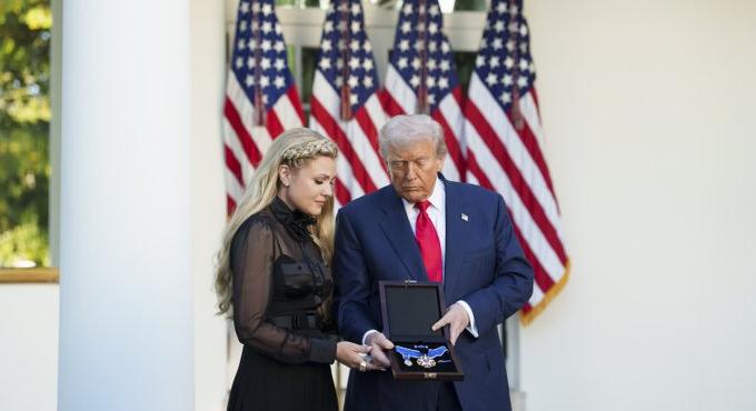 Donald Trump az Egyesült Államok legmagasabb polgári kitüntetését adományozta posztumusz Charlie Kirknek (Videóval!)