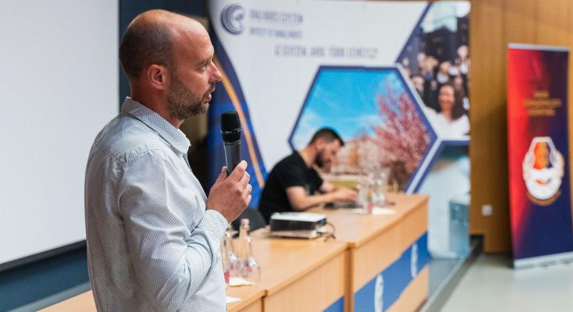 „Attól tartok, karácsonyra sok vot Dunaferr dolgozó kifogy a tartalékából”