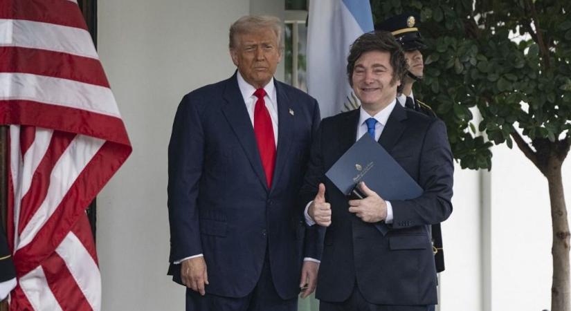Trump egyenesen megmondta a világ egyik legnagyobb országának: ad nekik pénzt, hogy ne omoljanak össze, de ha rosszul döntenek a közelgő választáson, akkor ennek vége