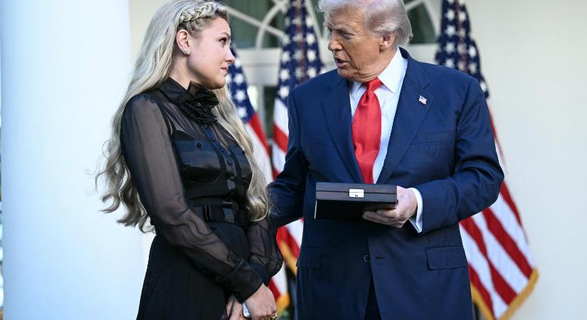 Donald Trump az Egyesült Államok legmagasabb polgári kitüntetését adta Charlie Kirknek