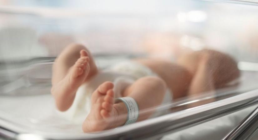 Újszülött kisbaba holttestét találták meg egy mosógépben, őrizetbe vették a szülőket