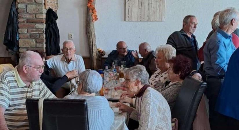 Évtizedek után újra összeültek a legendás gyár dolgozói, 62-en vettek részt a megindító találkozón