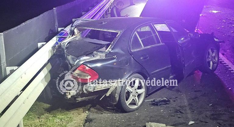 Kisteherautó és személyautó ütközött Debrecen közelében
