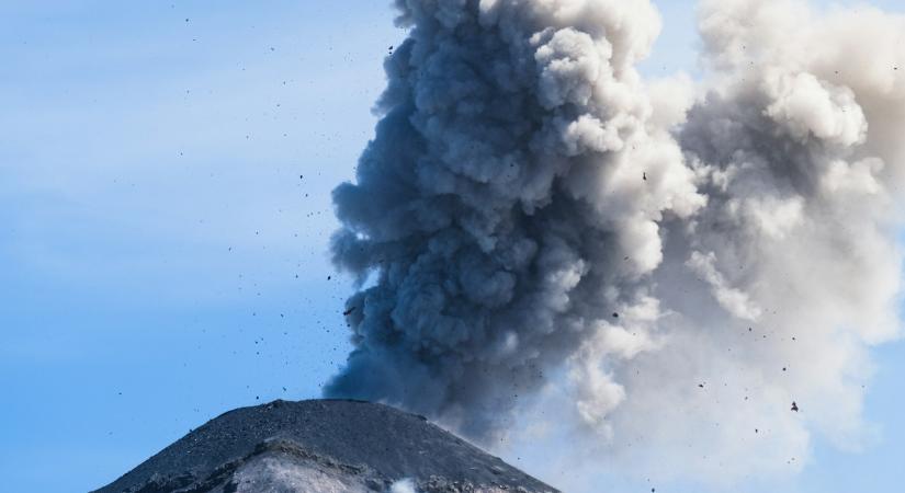 Kiadták a legmagasabb riasztást, kitört a hírhedt vulkán – videó
