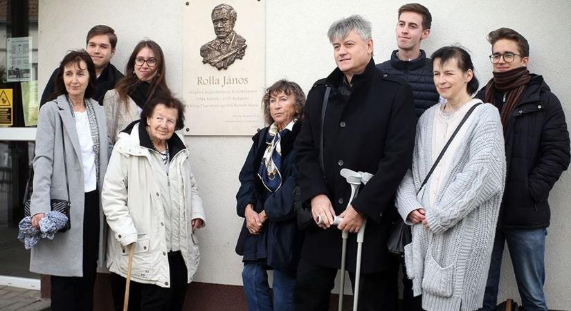 Tábla őrzi a világhírű hegedűművész emlékét Kőteleken