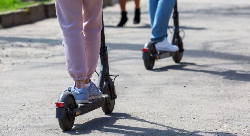 Elektromos rolleren menekültek a tolvajok, miután kirabolták ismerősüket