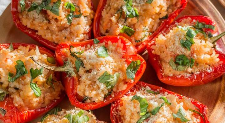 Színes töltött paprika csirkés raguval: könnyű és ízletes