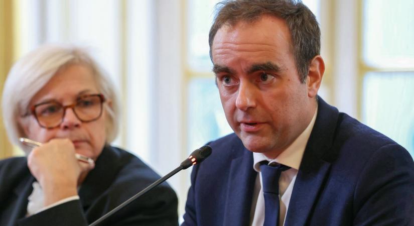 A nyugdíjreformot is beáldoznák Macronék, hogy ne bukjon a kormány