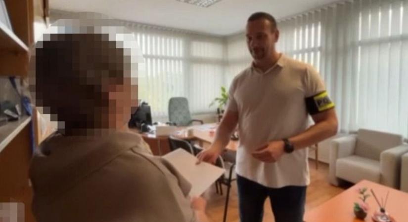 A rendőröknek köszönhetően egy idős nő visszakapta kicsalt pénzét