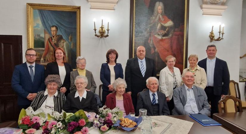Arany-, vas- és rubindiplomás nyugdíjas pedagógusokat köszöntöttek Kőszegen