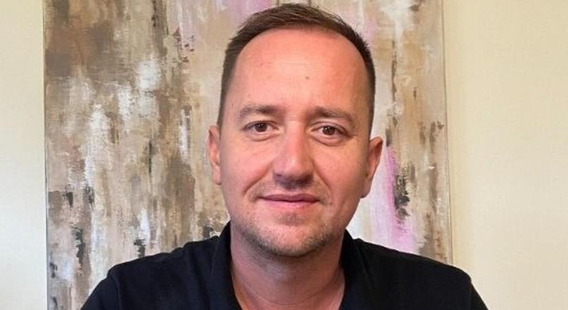 Megtalálták az álhírbotrány álszakértőjét! Ő a kókler testbeszédelemző!
