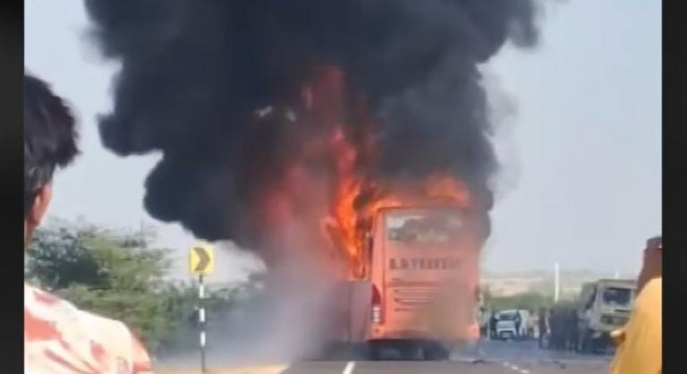 Kigyulladt egy busz Észak-Indiában, húsz ember meghalt