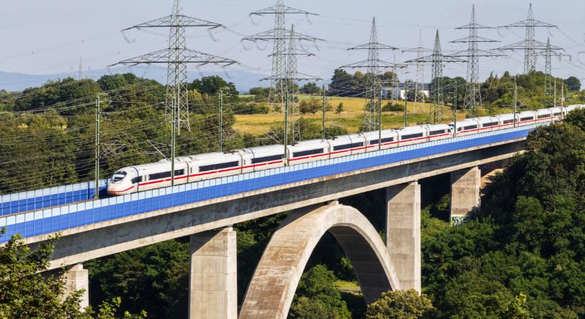 Ez az igazi késdöfés a magyar vonatozás szívébe: húsbamarkoló a lemaradás - mikor fog itt 250-300 km/h-val száguldani a vasút?