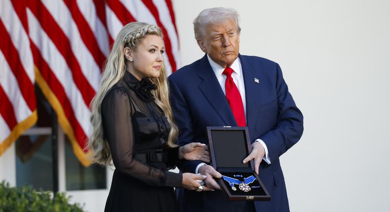 Donald Trump a legmagasabb amerikai polgári elismeréssel tüntette ki posztumusz Charlie Kirket