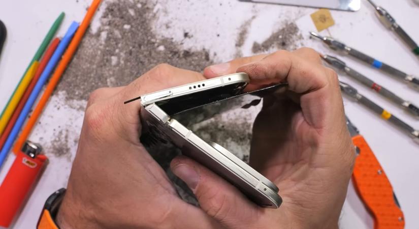Tesztelés közben robbant fel a hajlítható kijelzős Google Pixel 10 Pro Fold akkumulátora – videó